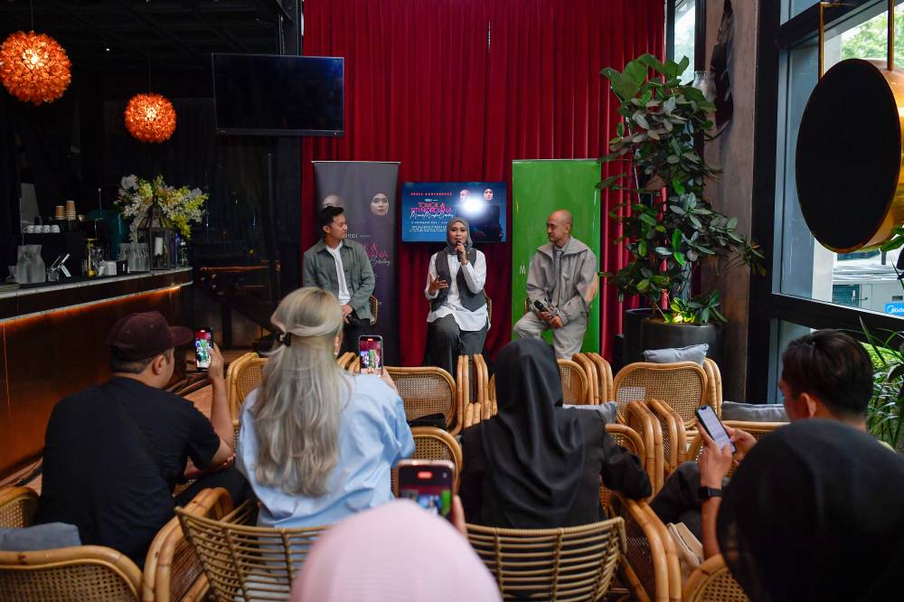 New Boyz lead vocalist Tomok with singer Siti Nordiana during a press conference for the ‘Tomok and Siti Nordiana: Memori Mungkin Berulang’ concert. - Photo by Bernama