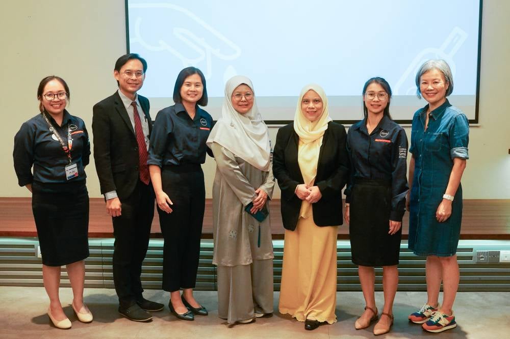 From left: Alpro Pharmacy Chief Pharmacist and Engagement Director Ph Lim En Ni, Consultant Endocrinologist, Diabetologist and Physician Dr Chooi Kheng Chiew, Alpro Pharmacy Researcher and Professional Care and Development Manager Dt Chua Kai Jia, Council Member of the Malaysian Dietitians’ Association Dt Basmawati Baharom, Health Ministry Disease Control Division Senior Assistant Director Dr Aizuniza Abdullah; Alpro Pharmacy Chief Dietitian Dt Jayne Luah and moderator Theresa Lam after sharing insights and strategies to enhance diabetes care and improve patient outcomes during the panel discussion on 