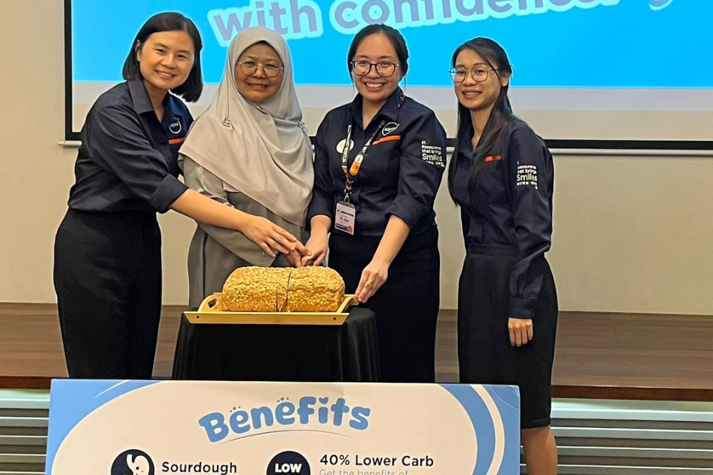 From left: Alpro Pharmacy Researcher & Professional Care and Development Manager Dt Chua Kai Jia, Council Member of Malaysian Dietitians’ Association Dt Basmawati Baharom, Alpro Pharmacy Chief Pharmacist & Engagement Director Ph Lim En Ni, Alpro Pharmacy Chief Dietitian Dt Jayne Luah, officially launched the LowCarb Flaxseed Oat Sourdough and Easy-Portion Bowl as part of the RM1 Blood Glucose Check campaign.