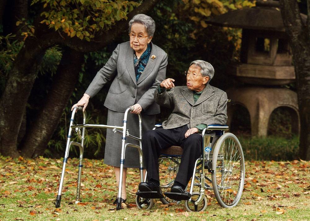 This file handout picture taken by the Imperial Household Agency on November 16, 2015 and received on December 2, 2015 shows Japan's Prince Mikasa (R) and his wife Princess Yuriko (L), also known as Princess Mikasa, at their residence in Tokyo. - Photo by AFP