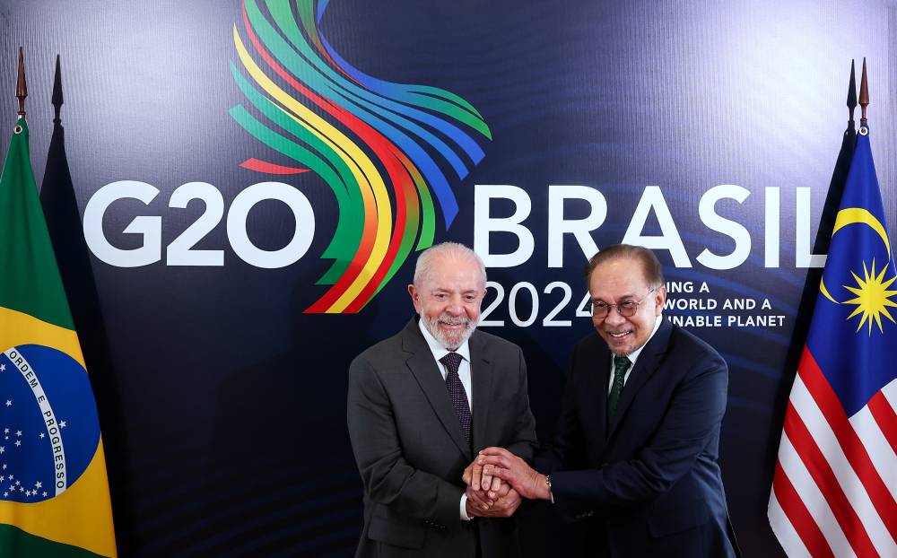 Prime Minister Datuk Seri Anwar Ibrahim exchanges a handshake with Brazilian President Luiz Inácio Lula da Silva during his official visit and attendance at the Group of 20 (G20) Summit 2024, where Malaysia is participating as a guest country. - Photo by Bernama