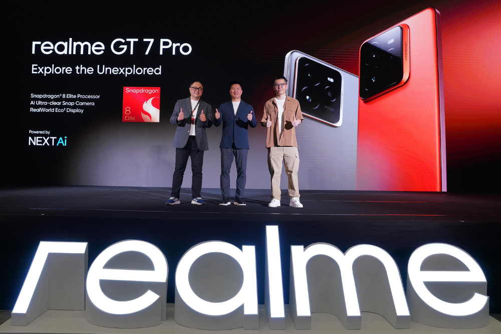 (L-R) Qualcomm business senior manager, Dominikus Susanto; Realme Chief Executive Officer, Marcus Lin and Realme's production marketing specialist, Clutch Wu