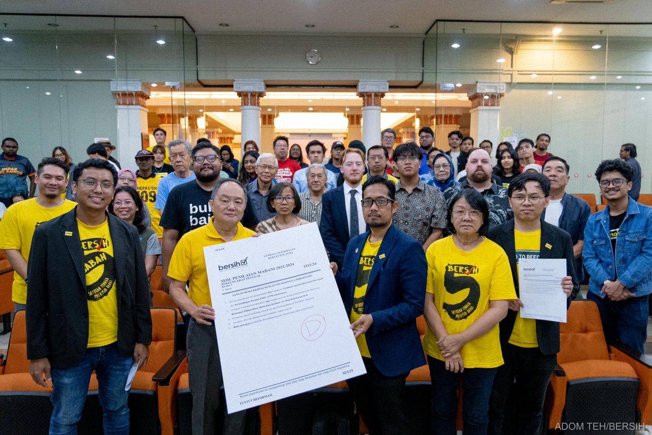 Faisal (third from the right) with Maria (second from the right) and Thomas (second from the left) during the launch of the Two-Year Assessment Report of the Madani Government (2TM) by Bersih here on Tuesday. Photo courtesy of Adom Teh/Bersih.