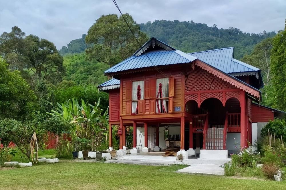 Nestled in the serene landscape of Kuala Kangsar, the royal town of Perak, lies Kampung Labu Kubong; a village so peaceful that time feels like it has slowed down. Photo: Labu Kubong Homestay Facebook