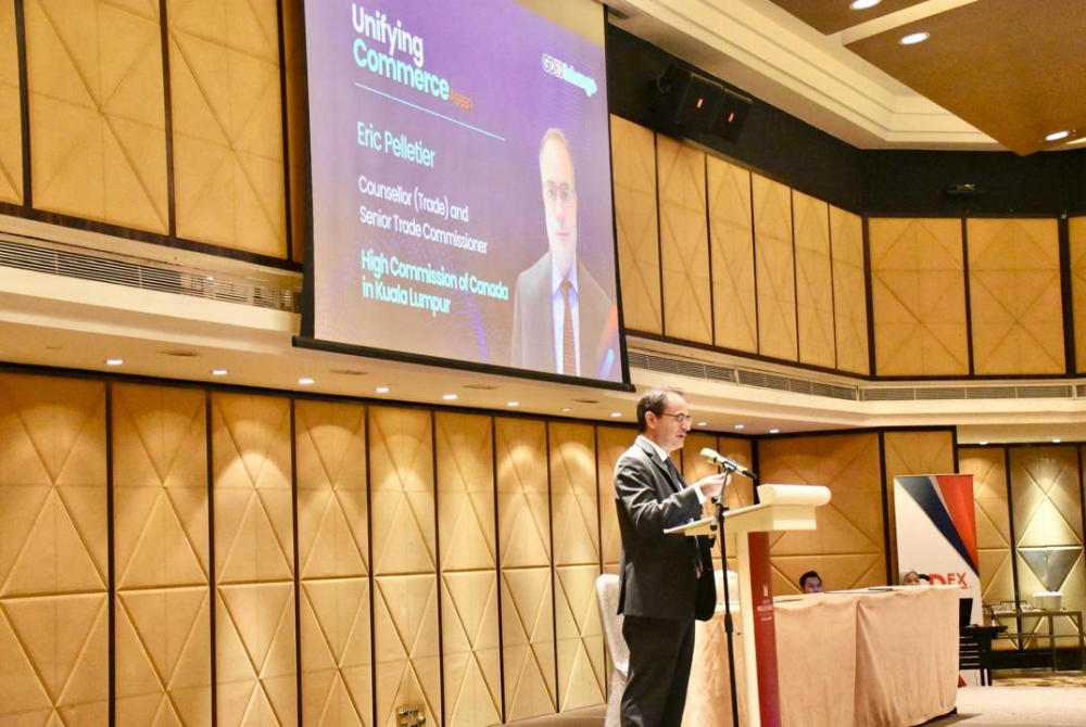 High Commission of Canada in Kuala Lumpur Counsellor (Trade) and Senior Trade
Commissioner Eric Pelletier delivering his opening remarks at the ‘GDEXchange: Unifying
Commerce in ASEAN’ event, before the signing ceremony of the partnership agreement
between Shopify and GDEX.