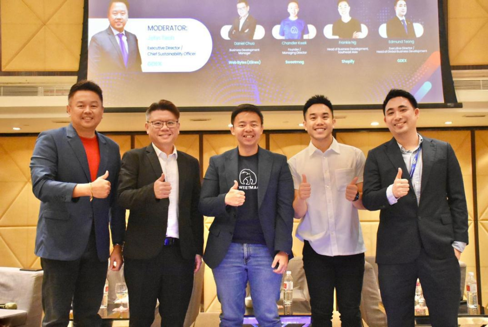 (From left) GDEX Berhad Executive Director and Chief Sustainability Officer John Teoh, Web
Bytes Sdn Bhd Business Development Manager Daniel Chua, Sweetmag Solutions (M) Sdn
Bhd Founder and Director Chandler Kwek, Shopify Inc. Head of Business Development for
Southeast Asia Frankie Ng, and GDEX Berhad Executive Director and Head of Global
Business Development Edmund Teong after the panel session at the ‘GDEXchange: Unifying
Commerce in ASEAN’ event.