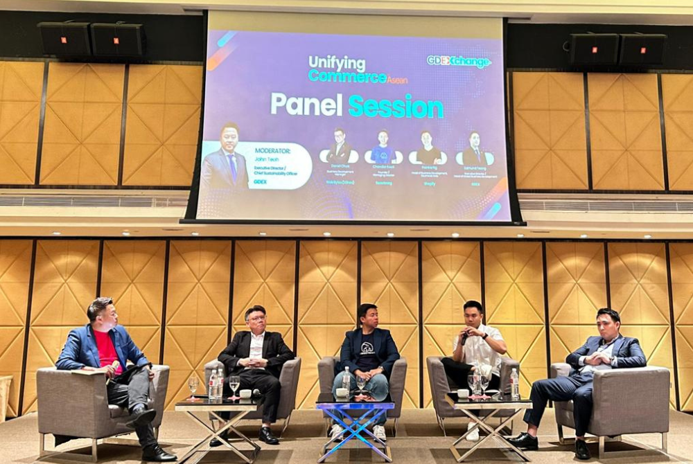 (From left) GDEX Berhad Executive Director and Chief Sustainability Officer John Teoh
moderating the panel session at the ‘GDEXchange: Unifying Commerce in ASEAN’ event,
featuring Web Bytes Sdn Bhd Business Development Manager Daniel Chua, Sweetmag
Solutions (M) Sdn Bhd Founder and Director Chandler Kwek, Shopify Inc. Head of Business
Development for Southeast Asia Frankie Ng, and GDEX Berhad Executive Director and Head
of Global Business Development Edmund Teong.