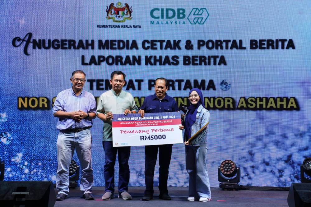 The special report entitled "Tangki Air Bangkai" by Nor Syamira Liana Nor Ashaha secured first place, earning a cash prize of RM5,000 and a trophy. - Photo by MOHD HALIM ABDUL WAHID