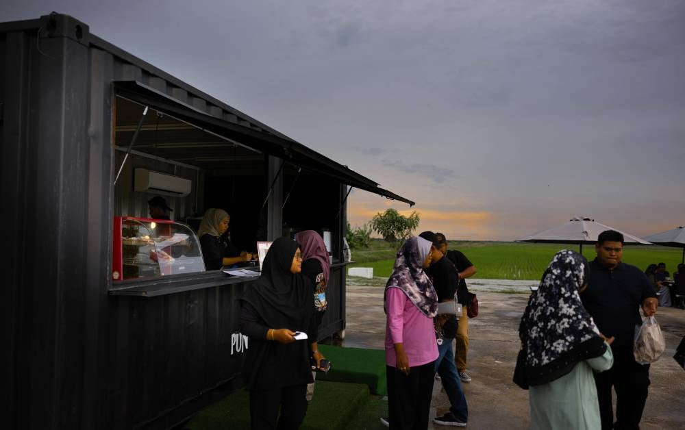 PERAK TENGAH, 24 Nov -- Pengunjung Punten N Coffee menikmati pelbagai hidangan yang ditawarkan di kafe yang terletak di tengah-tengah jelapang padi Felcra Seberang Perak baru-baru ini.
Keenakan punten yang merupakan sejenis makanan tradisional Jawa yang dinikmati bersama-sama dengan secangkir kopi antara pilihan para pengunjung selain kehijauan sawah yang menjadi tarikan pengunjung untuk bertandang di sini.
--fotoBERNAMA (2024) HAK CIPTA TERPELIHARA 