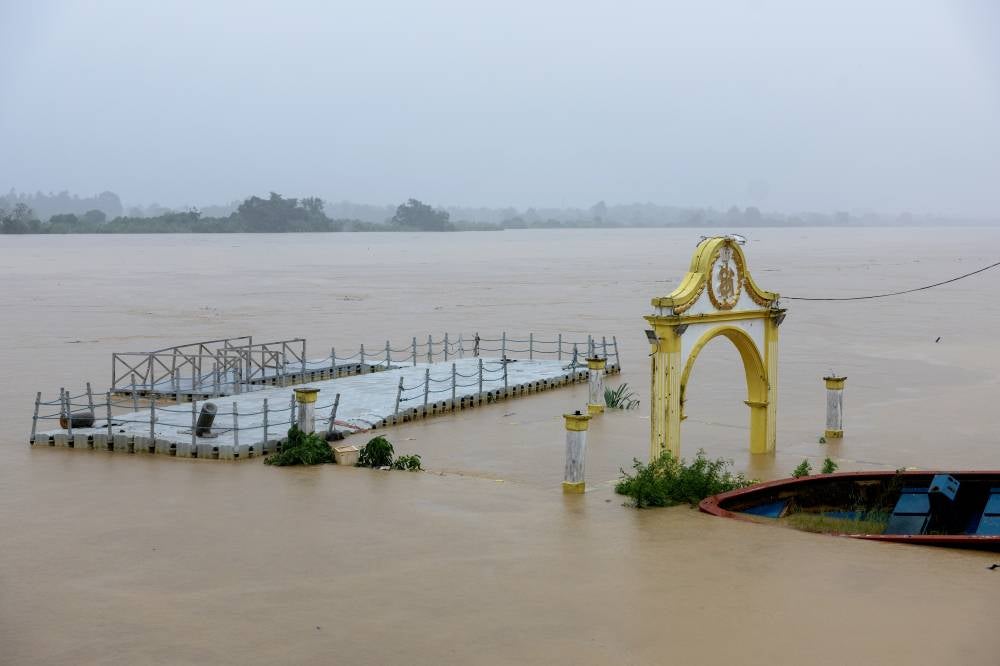 The water level of the Kelantan River at the D'Raja Jetty is rising following continuous heavy rains over the past few days, thus submerging the entire land area at the jetty. Photo by Bernama