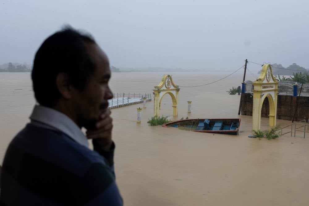 The water level of the Sungai Kelantan at Tambatan D’Raja has been rising due to continuous heavy rain over the past few days, causing the entire land area at the jetty, a popular tourist attraction in the state, to be submerged. - Photo by Bernama 