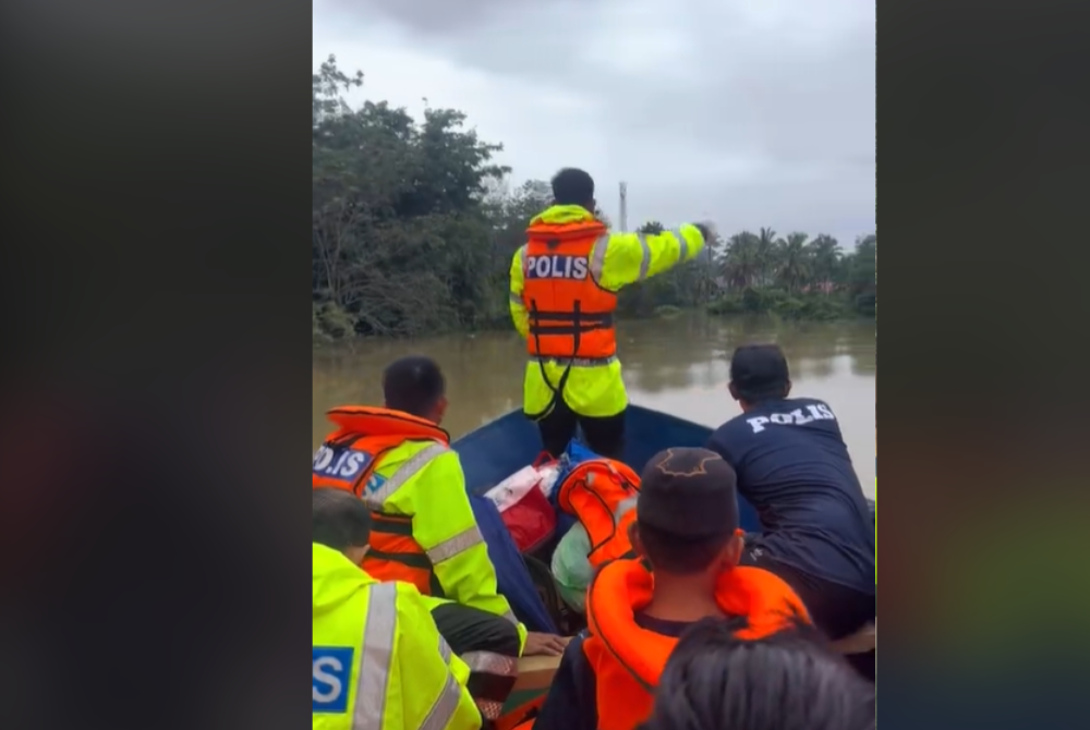 Tanah Merah district police launched a rescue operation to assist six female and six male students, all of whom were affected by the floods in the village. - Source: Polis Daerah Tanah Merah/TikTok