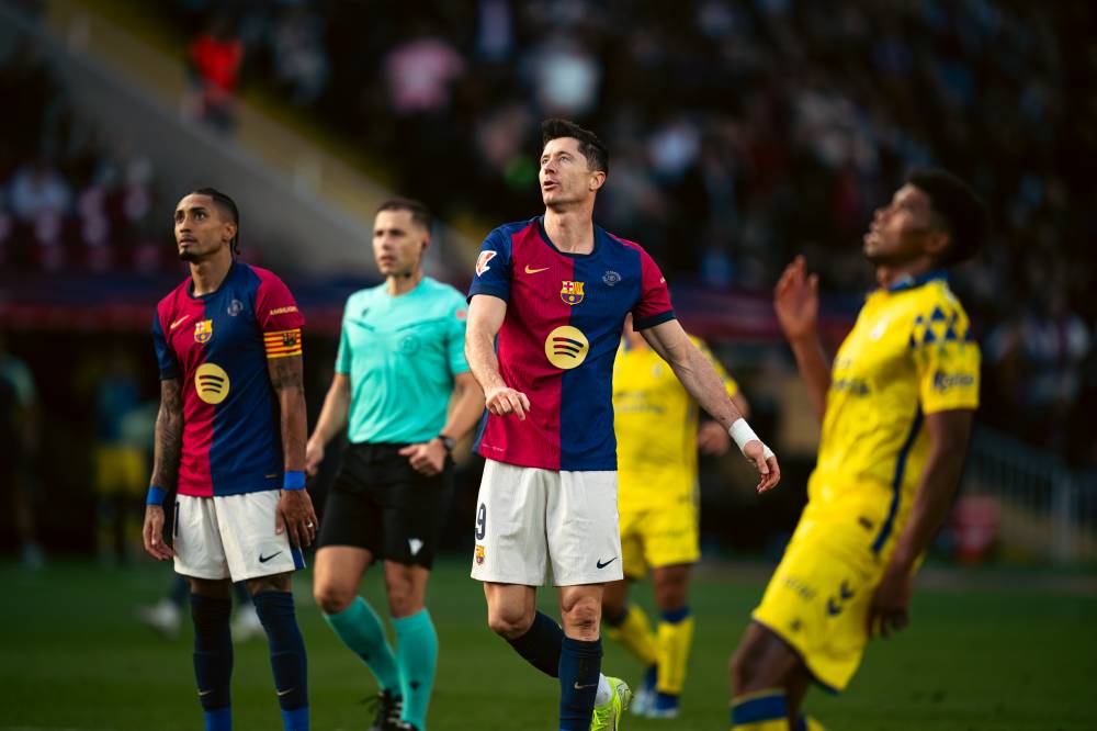 Lewandowski (C) reacts during the La Liga football match between FC Barcelona and UD Las Palmas at the Lluís Companys Olympic Stadium in Barcelona, Spain, Nov 30. (Photo by Joan Gosa/Xinhua)