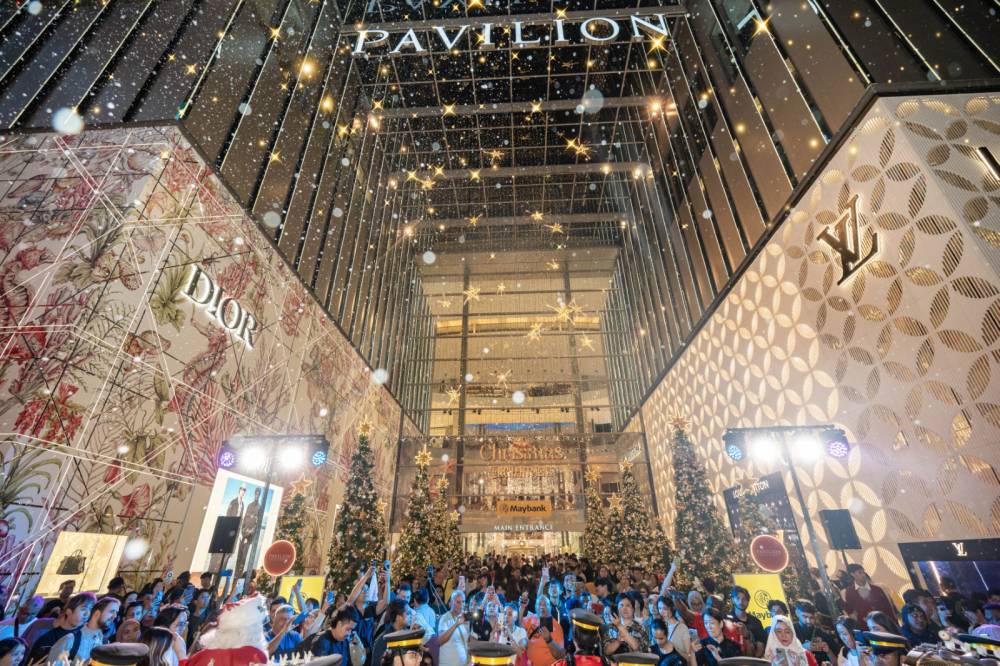 Shoppers enjoying the immersive snow experience at Pavilion KL.