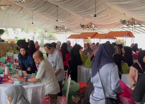 Renowned entrepreneur and influencer Khairul Amin Kamarulzaman hopes various parties will continue donating essential items for flood victims in Kelantan through the collection centre he operates here. Photo: Screenshot from @khairulaming Instagram