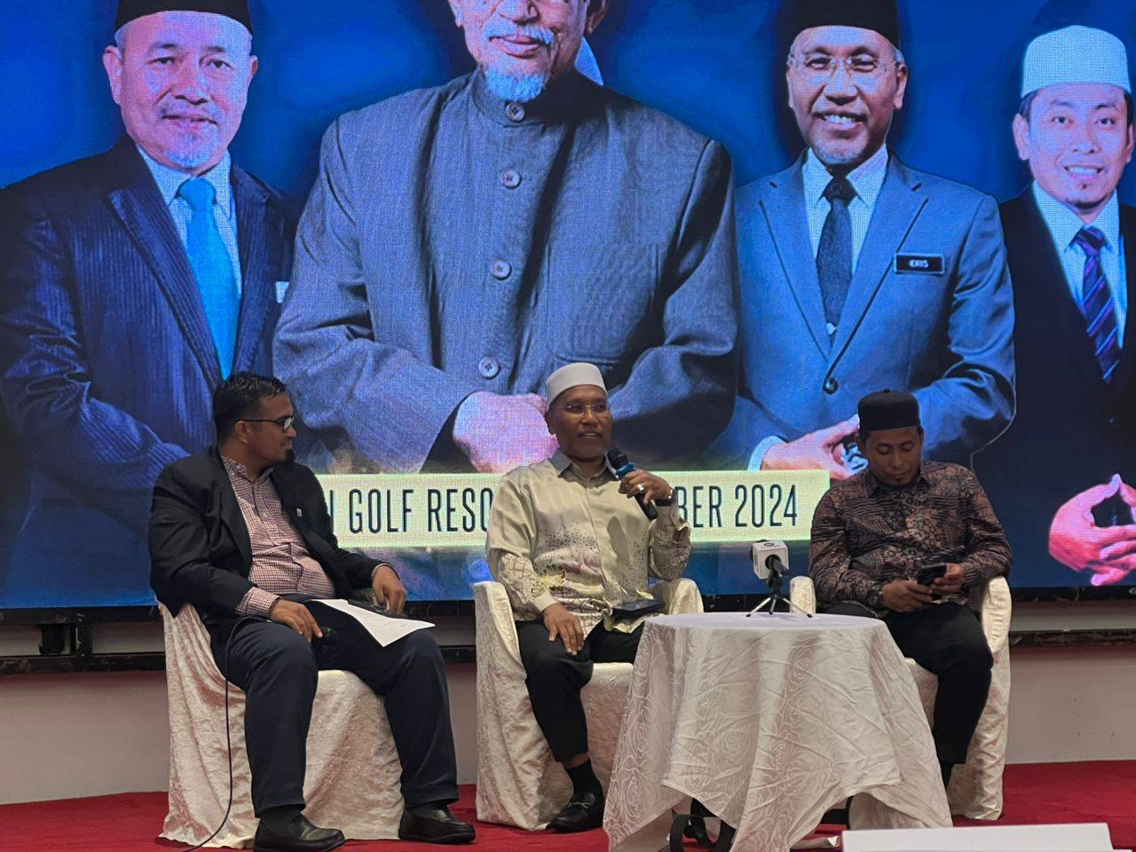 Idris Ahmad (centre) during a discussion in Bangi.