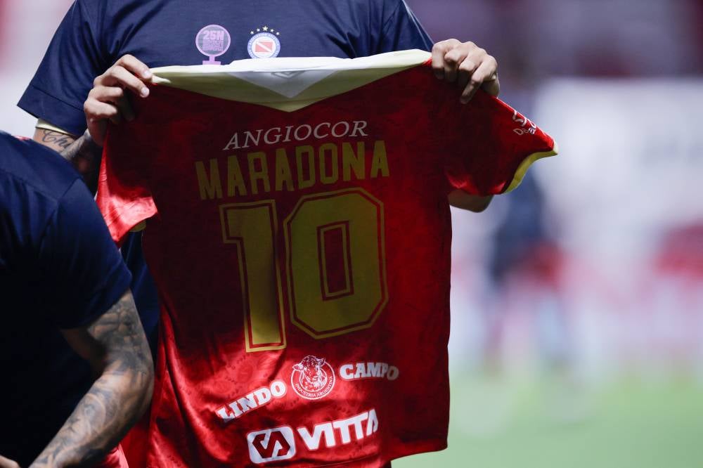 The homage, coinciding with the anniversary of Maradona's death, included a minute of silence, the unveiling of a commemorative bust, and symbolic gestures such as replacing the corner flags with jerseys bearing his iconic number 10. (Luciano Adan Gonzalez Torres - Anadolu Agency)