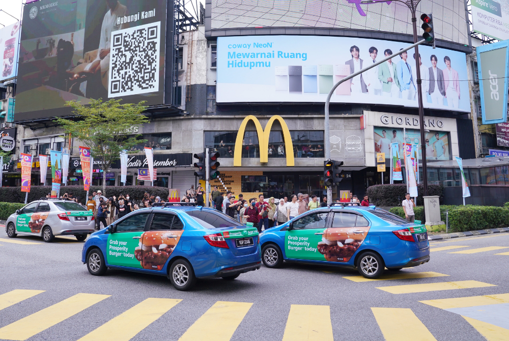 A total of 30 GrabFood cars carrying McDonald’s take–away packaging in a convoy in front of McDonald’s Bukit Bintang.
Photo courtesy of McDonald's Malaysia 