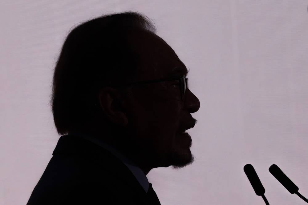 Anwar also called on university students and youth to read books or scriptures together with lecturers so that the analysis can be understood clearly. - Photo by Bernama