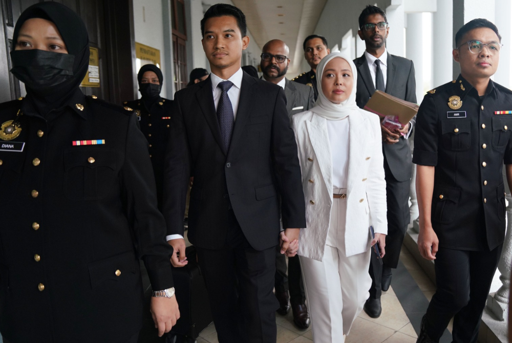 FashionValet Sdn Bhd (FashionValet) founders Datin Vivy Yusof and her husband Datuk Fadzaruddin Shah Anuar who are linked to the investment loss case involving Khazanah Nasional Berhad (Khazanah) and Permodalan Nasional Berhad (PNB), arrived at the KL Sessions Court at 8.34am on Thursday. - Photo by Rosli Talib/Sinar