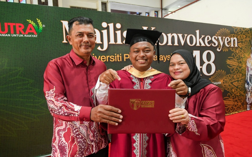 Supported by UPM's Centre for Entrepreneurship Development and Graduate Employability (CEM), Afig opened a burger stall that provided him with an income but also allowed him to help other students facing similar struggles to earn money. - Photo credit: UPM