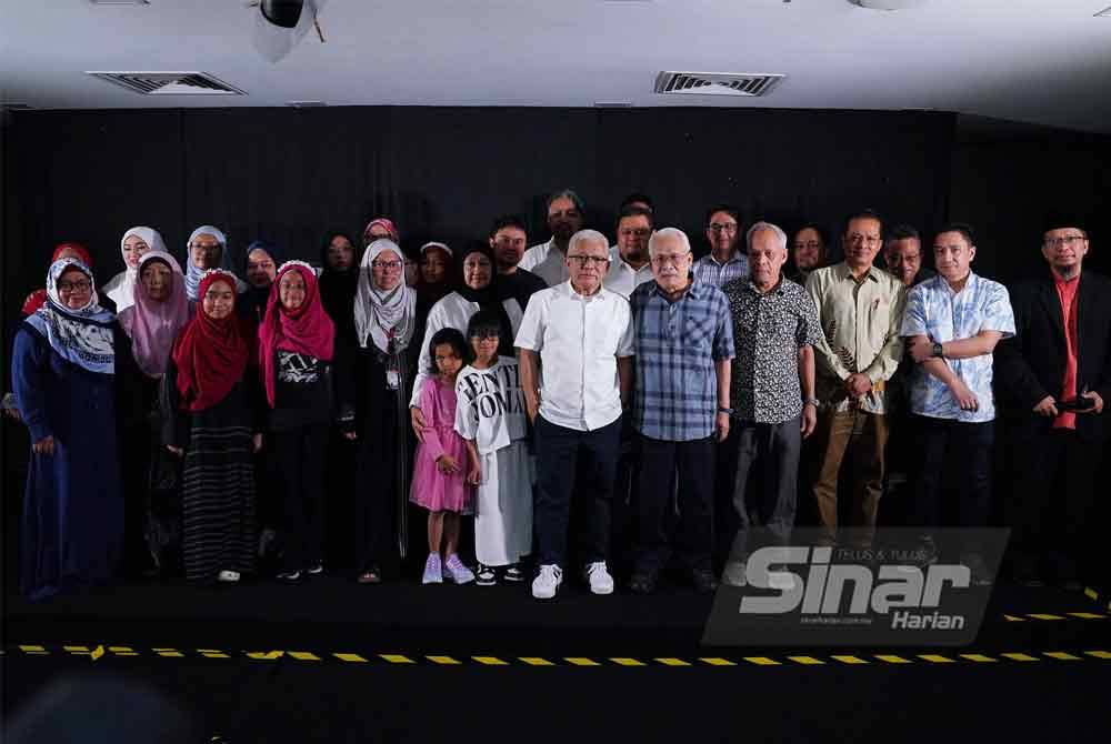 Hussamuddin posing with his family during the "70 Tahun Meniti Usia: Majlis Kesyukuran Legasi Haji Yaacub" event held at the Karangkraf Complex, Shah Alam.