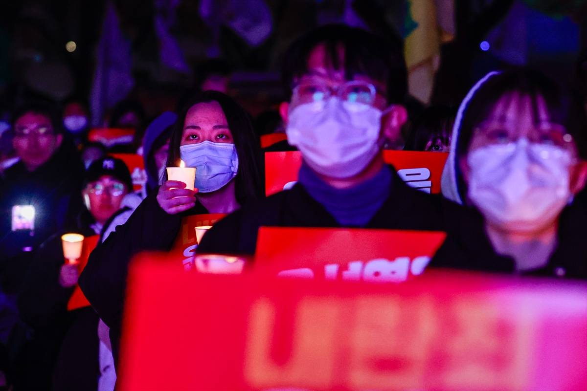 People attend a candlelight vigil to protest against South Korean President Yoon Suk Yeol, in Seoul, South Korea on Dec 5, 2024. - Photo by ANADOLU AGENCY