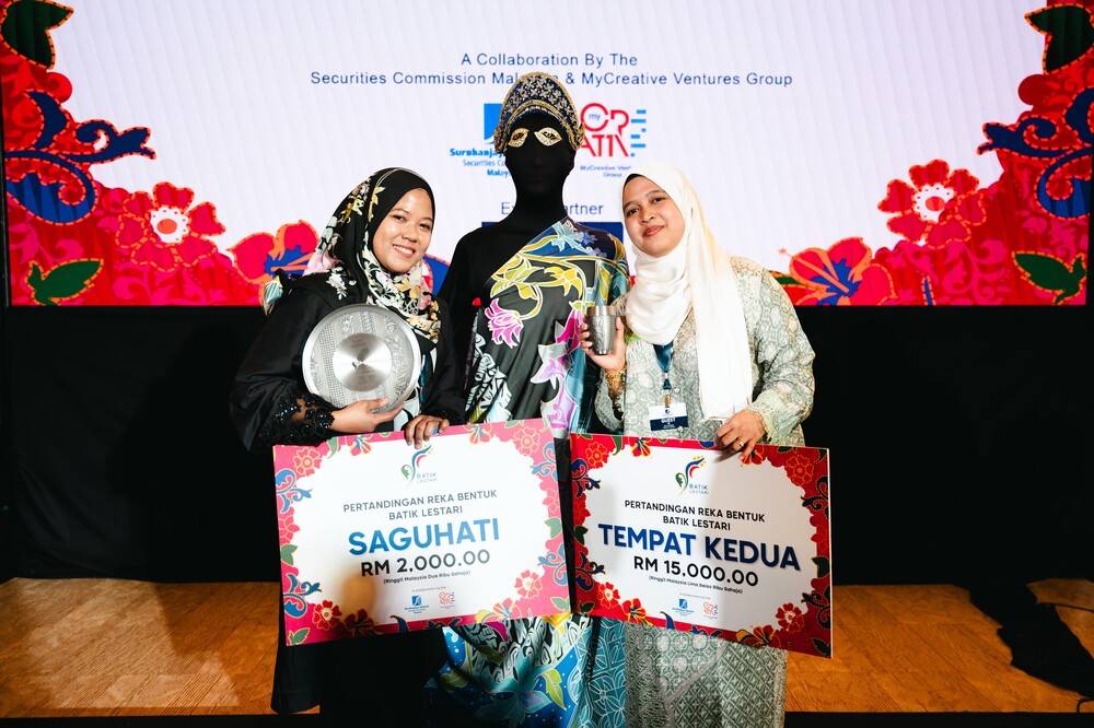 Second place winner of the Batik Lestari Design Competition Athirahjuhari x Shudd took home RM15,000 in cash and a trophy. 