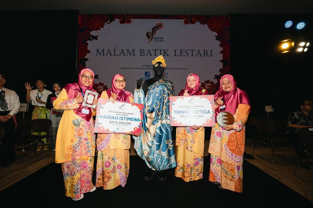 Third place winner of the Batik Lestari Design Competition Elegen Dinamik took home RM10,000 in cash and a trophy.