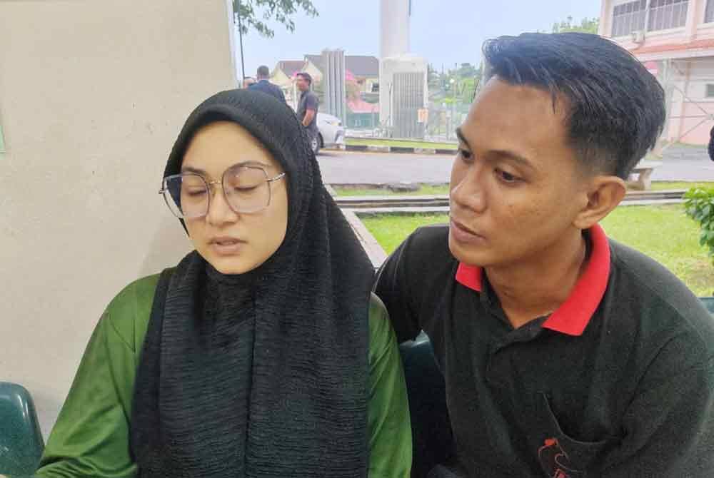 Nazrul Nizam (left) and wife.