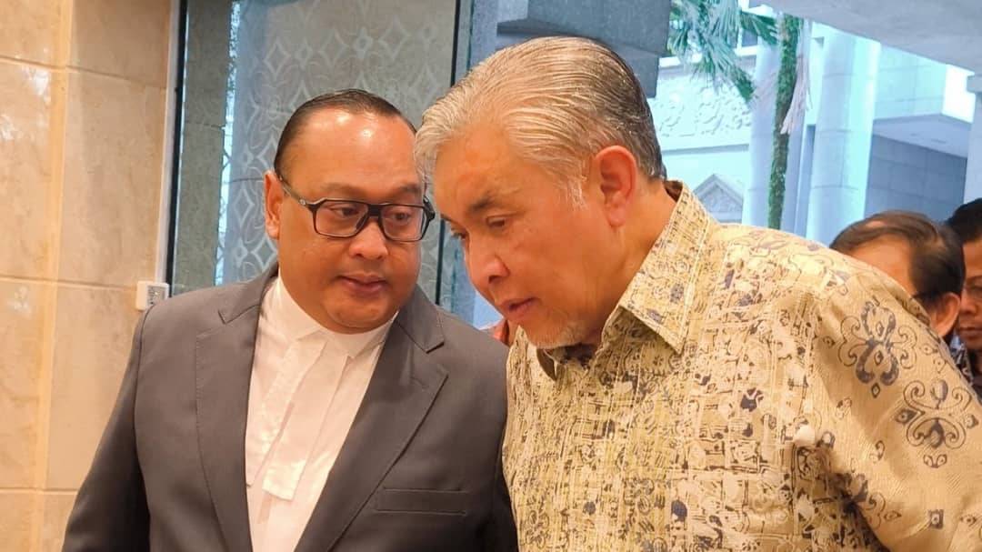 Deputy Prime Minister Datuk Seri Ahmad Zahid Hamidi and his lawyer at the Court of Appeal, today.