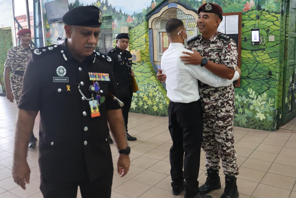 Kajang Prison director Preshahdin Monshee advised Murad to maintain discipline and utilise his knowledge to improve himself, assuring him that the department is ready to provide assistance if needed. - Photo courtesy of Prison Department
