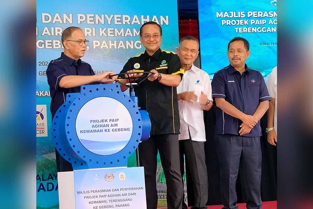 Terengganu Menteri Besar Datuk Seri Dr Ahmad Samsuri Mokhtar with Pahang Menteri Besar Datuk Seri Wan Rosdy Wan Ismail officiating the water distribution pipe project from Kemaman, Terengganu to Gebeng, Pahang, today.