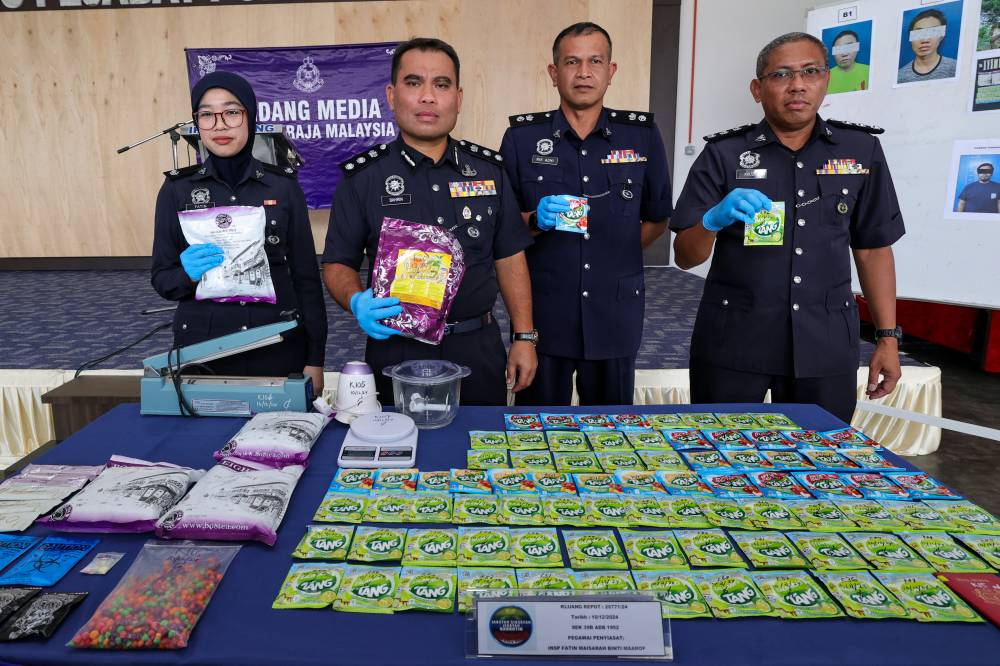 Kluang District Police Chief Bahrin Mohd Noh (second, left) showing case items seized following the arrest of two local men in Taman Permata Kluang at the Kluang District Police Headquarters today. Photo by Bernama