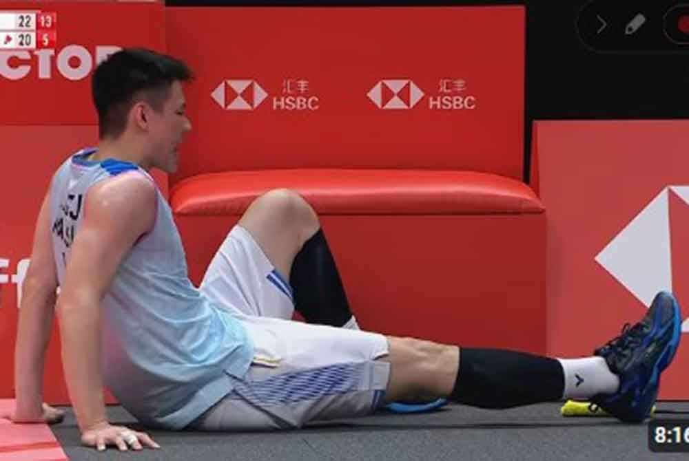 In his final group match against China's Li Shi Feng, Zii Jia was leading 15-11 in the second set when he had to retire, with the injury believed to have occurred when the score was 13-5. Screenshot from BWF video