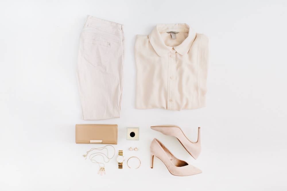 Example of a white outfit that can be worn at the workplace. - Canva