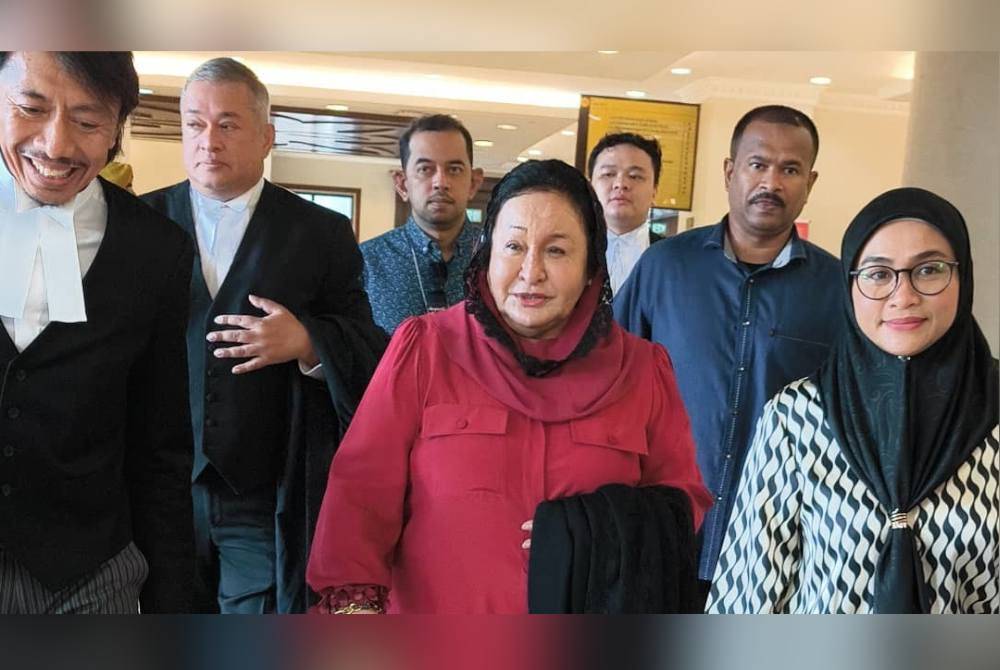 Rosmah (second from right) appeared at the High Court looking cheerful after being acquitted and discharged of 12 charges of money laundering amounting to RM7,097,750 and five charges of failing to submit income tax returns to the Inland Revenue Board (LHDN) on Thursday. - Photo by Sinar