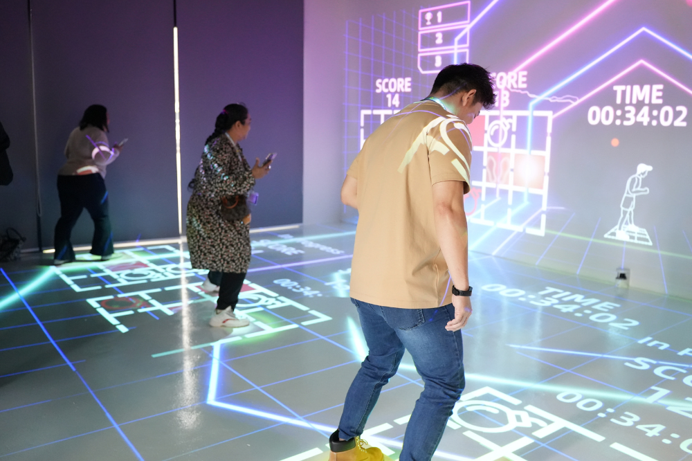 Guests experiencing the cutting-edge AI-powered fitness technology at REVERY Idealistic, where interactive visuals and real-time tracking redefine personalized workouts for a futuristic fitness journey!