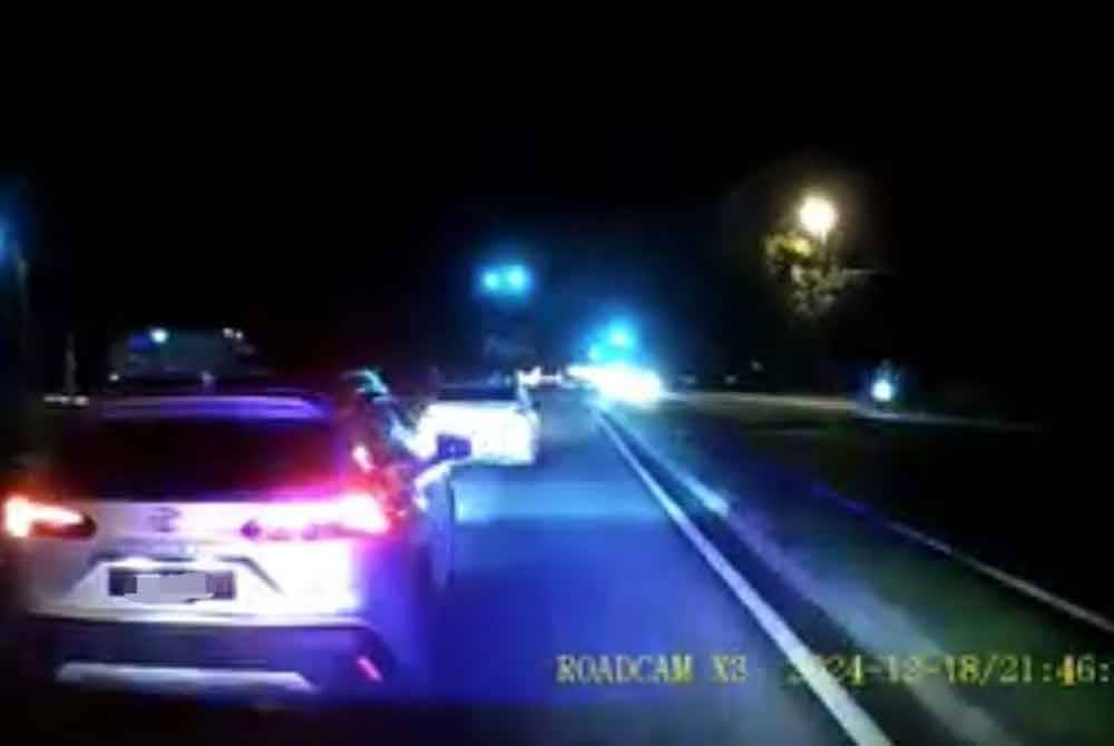 A Toyota Corolla Cross blocking an ambulance's path on Jalan Klang-Banting. 