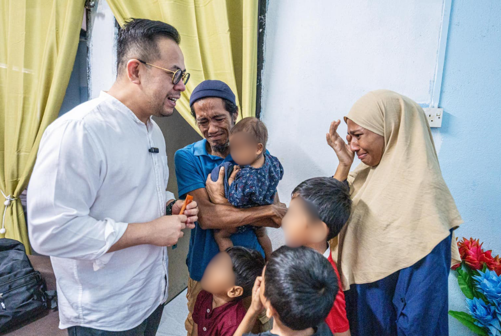 The couple and their five children were living in their dilapidated car, which had no window panes, and the rear windshield was shattered. Unable to afford repairs, they covered the openings with plastic sheets secured by tape. - Photo source: Steven Sim/FB