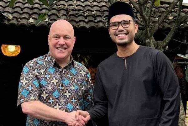 New Zealand Prime Minister Christopher Luxon (left) with Khairul Aming (right).