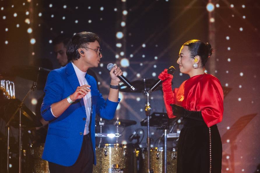 New-comer Hariz Fayahet was bestowed the chance to share the stage with Misha. Photo by Razak Latif 