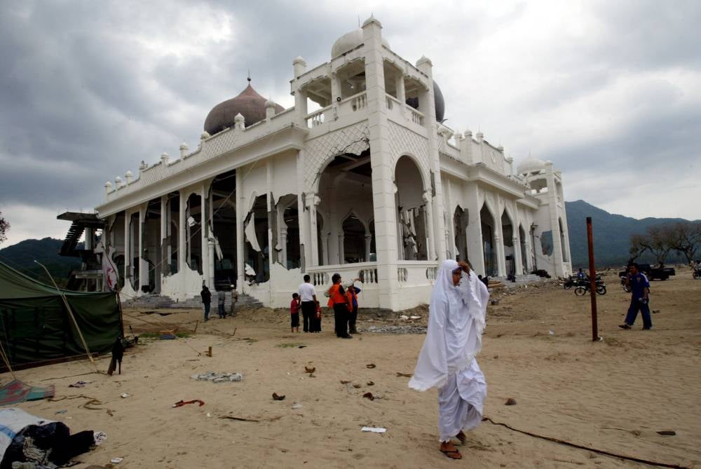 The Rahmatullah Mosque in the Lampuuk district, Aceh, destroyed by the tsunami on Dec 26, 2004. - Photo by Bernama