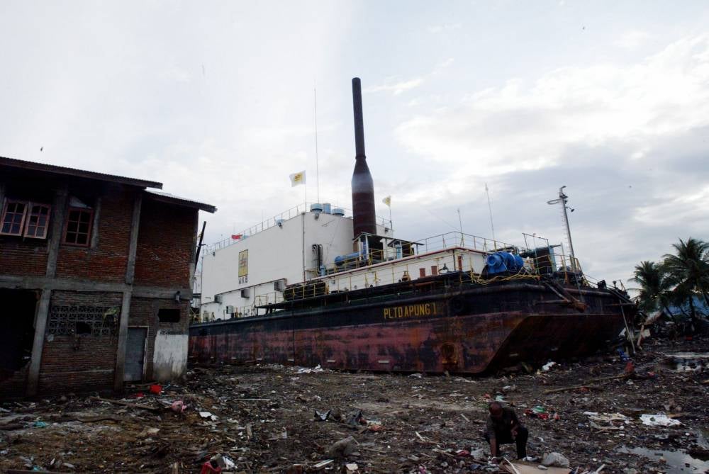 The condition of the PLTD Apung I ship, stranded inland due to the tsunami that struck Aceh on Dec 26, 2004. - Photo by Bernama
