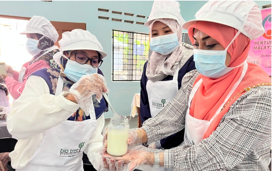 The empowerment of single mothers is carried out through science-based learning focused on fermentation technology, enhancing knowledge and skills in food production, particularly in yogurt and kimchi making. - Photo source: Bioeconomy Corporation via Bernama
