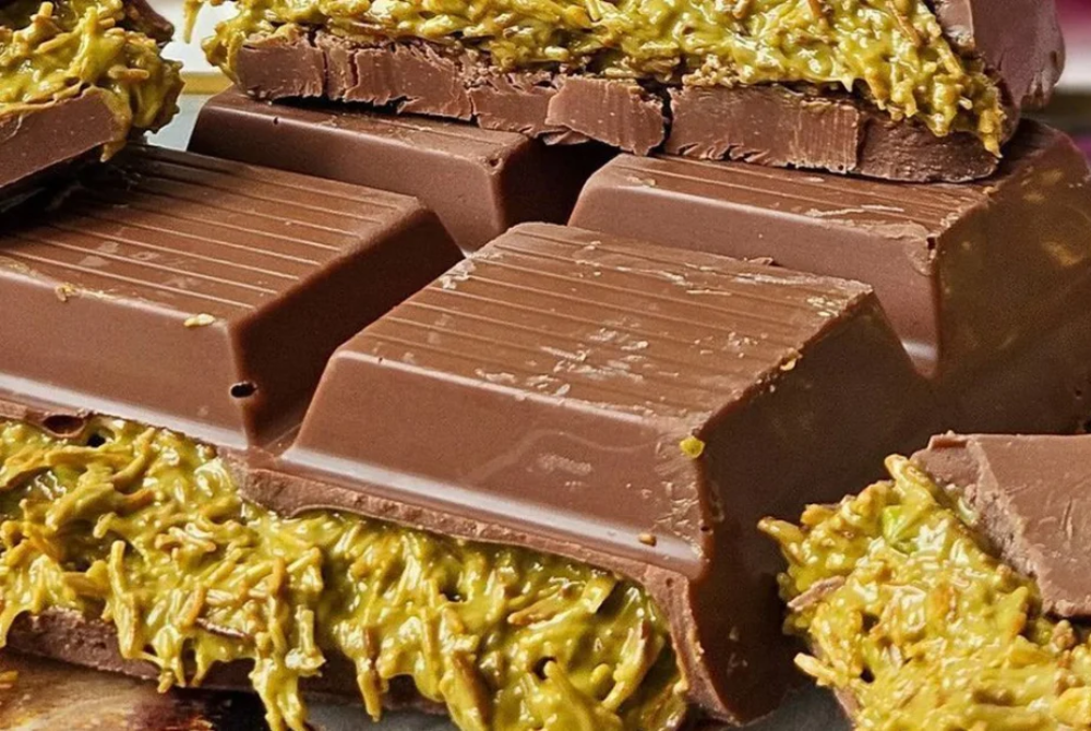 This chocolate bar is filled with aromatic pistachio cream and crispy kataifi (shredded phyllo pastry), creating a unique texture and flavor profile that has captivated chocolate lovers everywhere.
Photo source : Free stock images 