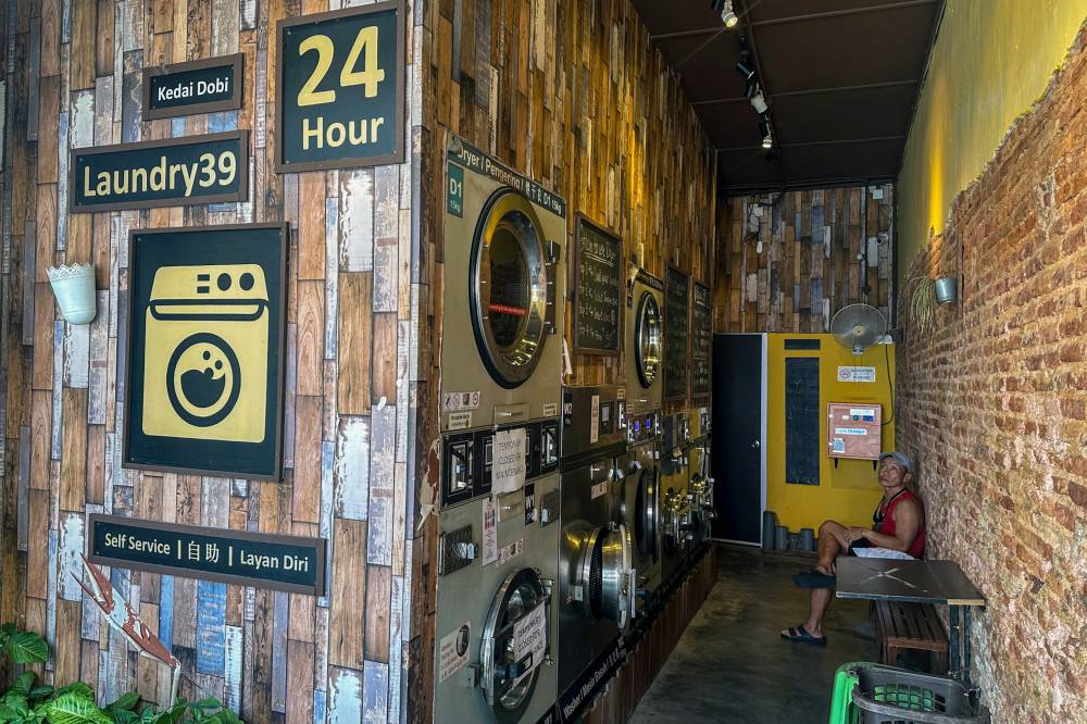 Several coin-operated laundromats around the capital found that most premises visited had put up 'No Smoking' signs on the premises. Photo by Bernama
