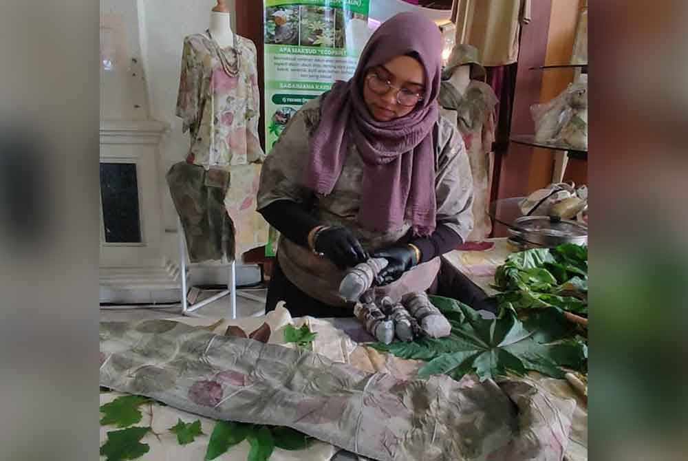 The process of producing eco-print batik is very intricate and takes up to 15 days.