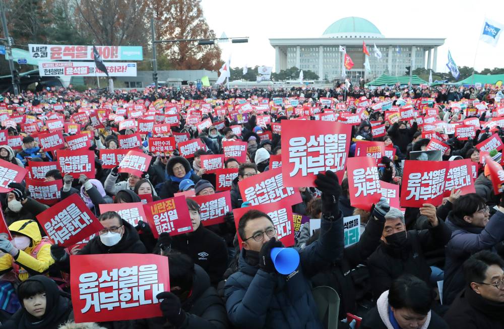 People attend a rally to call for the impeachment of South Korean President Yoon Suk-yeol near the National Assembly in Seoul, South Korea, on Dec 7, 2024. - (Yao Qilin / XINHUA)