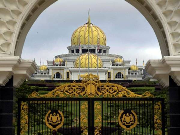 Istana Negara, in a statement today, stated that the Yang di-Pertuan Agong has prerogative powers under Article 42(1) and (2) of the Federal Constitution.